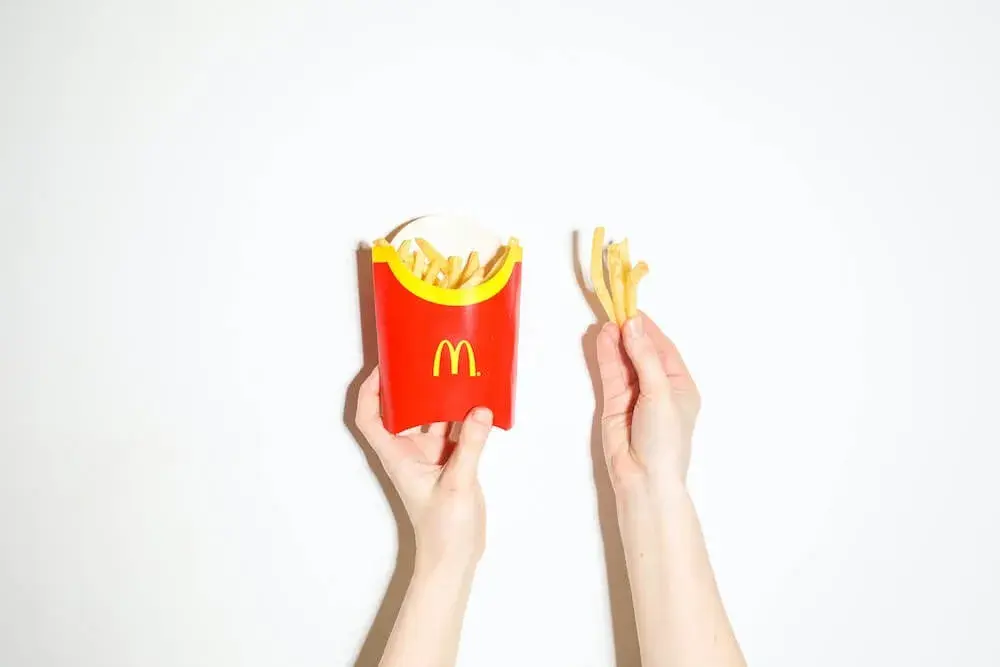 Ile zarabia pracownik młodociany w McDonald’s? Zaskakujące fakty o wynagrodzeniu
