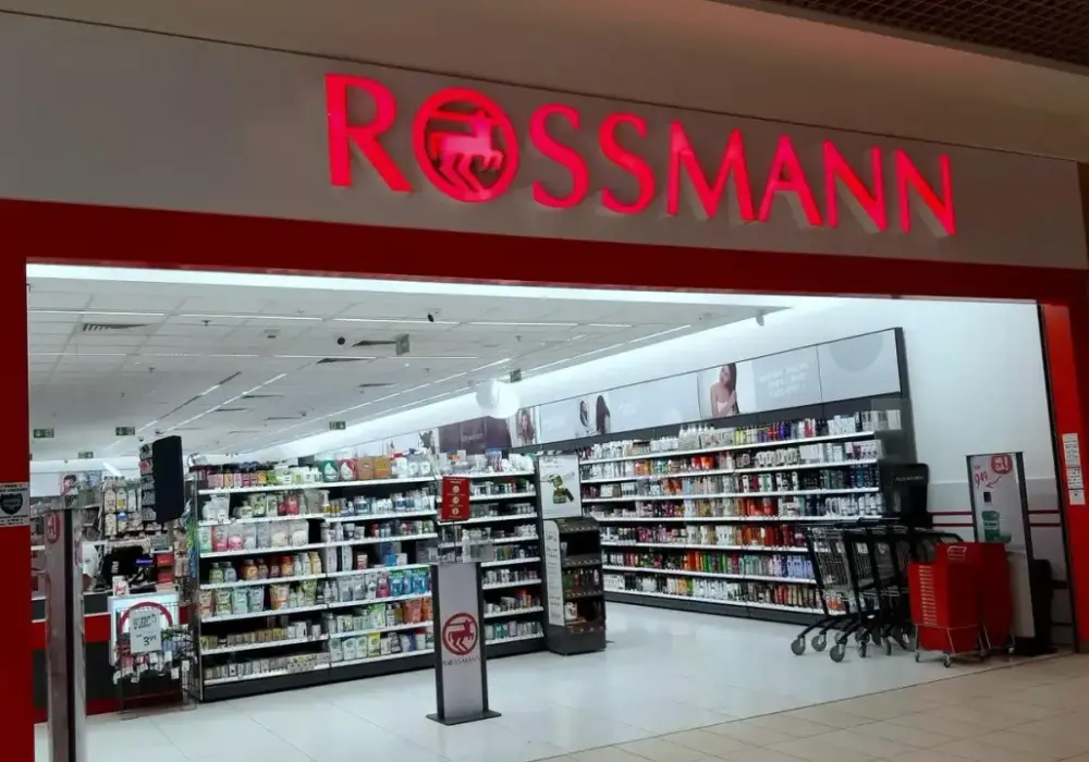 Zarobki w Rossmannie - Stawki, benefity, awans. Czy się opłaca?