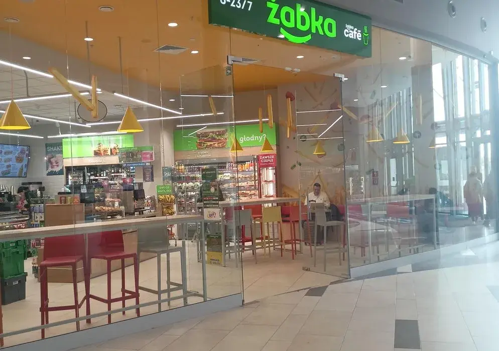 Ile zarabia pracownik Żabki miesięcznie? Sprawdź, co wpływa na pensję