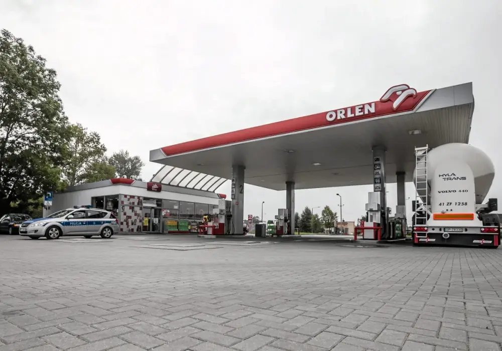 Ile zarabia pracownik stacji Orlen? Fakty, które musisz znać
