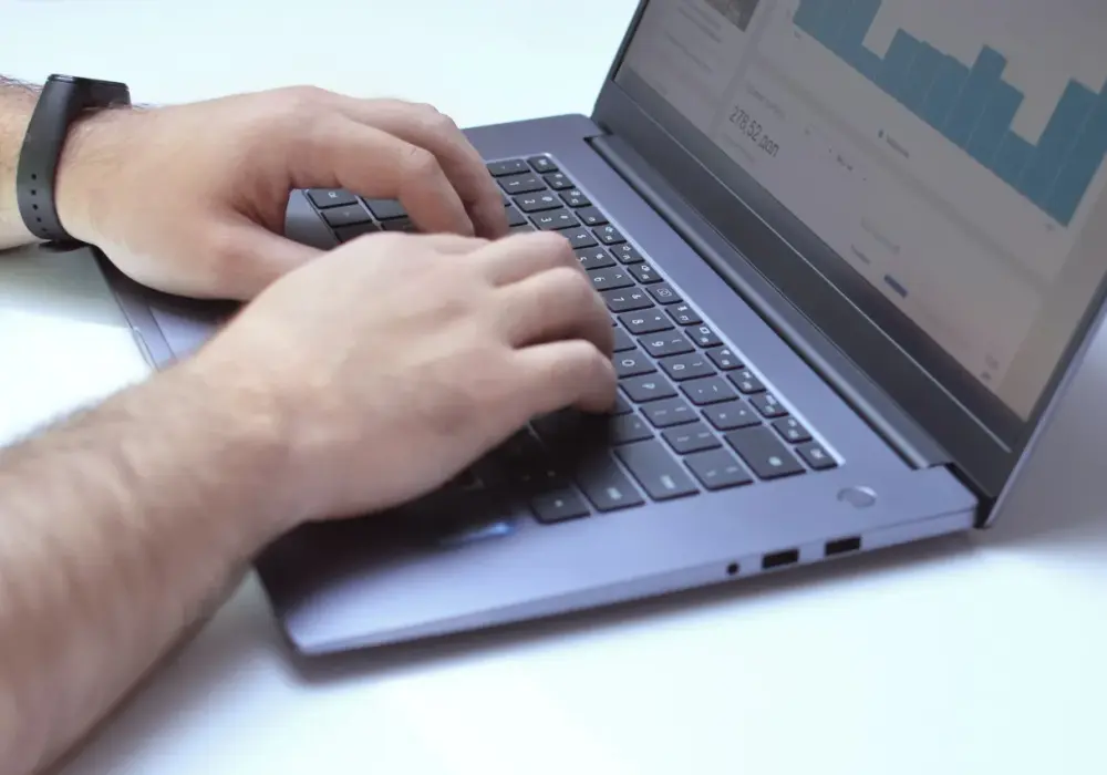 Marketing internetowy co to - zrozumienie kluczowych elementów i korzyści