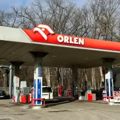 Stacja Orlen z widocznymi cenami paliw. Zastanawiasz się, ile zarabia pracownik Orlenu? Ceny na tablicy to 5.94, 6.24, 6.45.