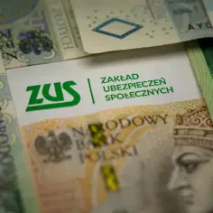 ZUS wypłaca zasiłek rehabilitacyjny, a nie pracodawca. Polskie banknoty i logo ZUS.