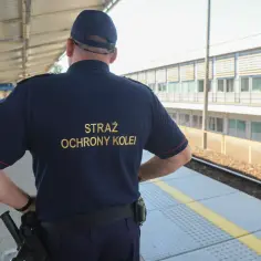 Strażnik ochrony kolei na peronie. Zastanawiasz się, ile zarabia się w ochronie? Praca ta wymaga czujności i odpowiedzialności.