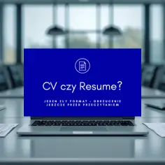 Laptop na stole konferencyjnym z napisem "CV czy Resume?". Zrozumienie różnic między CV a Resume jest kluczowe.