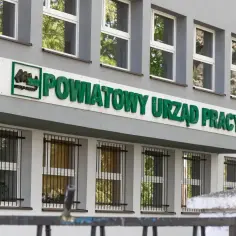 Budynek Powiatowego Urzędu Pracy. Tu dowiesz się, jak sprawdzić, czy jesteś zarejestrowany w urzędzie pracy.
