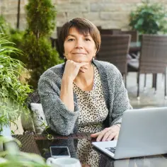 Kobieta z laptopem zastanawia się, ile osób można zatrudnić na JDG.