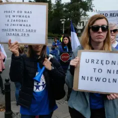 Pracownicy sądu protestują, domagając się 20% podwyżki. "Urzednicy to nie niewolnicy" – to znaczy praca w budżetówce wymaga wiele, ale zarobki są niskie.