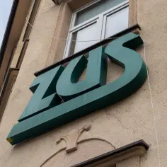 Znak ZUS na budynku. Dowiedz się, jak obliczyć wysokość zasiłku chorobowego po ustaniu zatrudnienia.