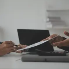 Dwie osoby przy biurku analizują dokumenty. Czy były pracodawca może sprawdzić gdzie pracuję?