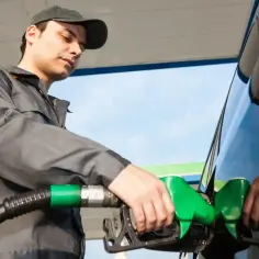 Pracownik stacji benzynowej tankuje auto. Zastanawiasz się, ile zarabia pracownik stacji benzynowej?