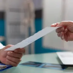 Lekarz przekazuje pacjentowi dokument, który może być podstawą do złożenia wniosku o świadczenie rehabilitacyjne.