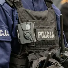 Policjant w kamizelce taktycznej z kamerą nasobną i radiotelefonem. Zastanawiasz się, ile zarabia ochroniarz netto?