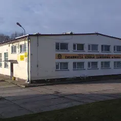 Budynek Zasadniczej Szkoły Zawodowej w Kolnie, gdzie można zdobyć wykształcenie zasadnicze zawodowe, oferujące praktyczne umiejętności.