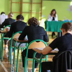 Uczniowie piszą egzamin. Wyniki egzaminów zawodowych można sprawdzić w szkole lub online.