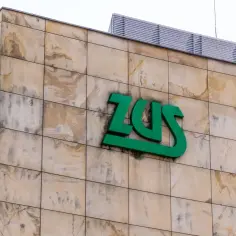 Znak ZUS na budynku. Czy chorobowe po ustaniu zatrudnienia wlicza się do stazu pracy? Zapytaj w ZUS.