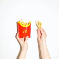 Ile zarabia pracownik młodociany w McDonald’s? Zaskakujące fakty o wynagrodzeniu