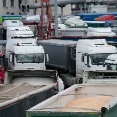 Tłum ciężarówek na parkingu. Zastanawiasz się, kiedy kierowca zawodowy może przejść na emeryturę?