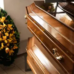 W zakładzie pogrzebowym, gdzie liczy się godność i szacunek, zarobki mogą być różne. Na zdjęciu trumny i wieniec.
