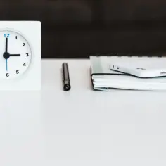 Zegar pokazuje 3:00. Czas na sprawdzenie, jak sprawdzić ile mam stażu pracy, notatnik i telefon czekają.