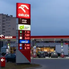 Ceny paliw na Orlenie. Zastanawiasz się, ile zarabia kierownik stacji Orlen? To zależy od wielu czynników, ale na pewno jest to odpowiedzialne stanowisko.