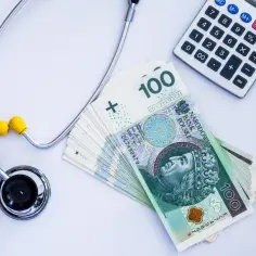 Stetoskop, banknoty 100 zł i kalkulator. Zastanawiasz się, ile czasu ma ZUS na rozpatrzenie wniosku o macierzyński?