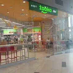 Ile zarabia pracownik Żabki miesięcznie? Sprawdź, co wpływa na pensję
