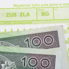 Formularz ZUS ZLA i banknoty 100 zł. Pytanie: kiedy złożyć wniosek o zasiłek chorobowy?