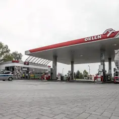 Ile zarabia pracownik stacji Orlen? Fakty, które musisz znać