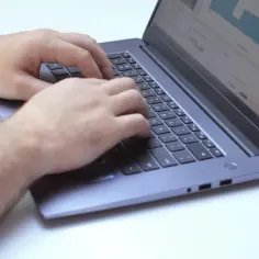 Marketing internetowy co to - zrozumienie kluczowych elementów i korzyści