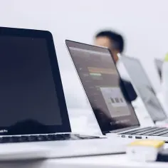 Laptopy na stole, smartfon i akcesoria. Cyfrowa przyszłość pracy, co zamiast świadectwa pracy?