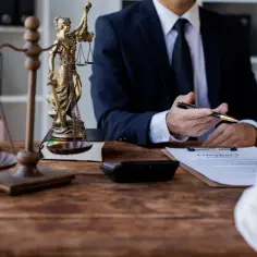 Prawnik omawia jak legalnie zatrudnić obywatela Kazachstanu, wskazując na umowę.