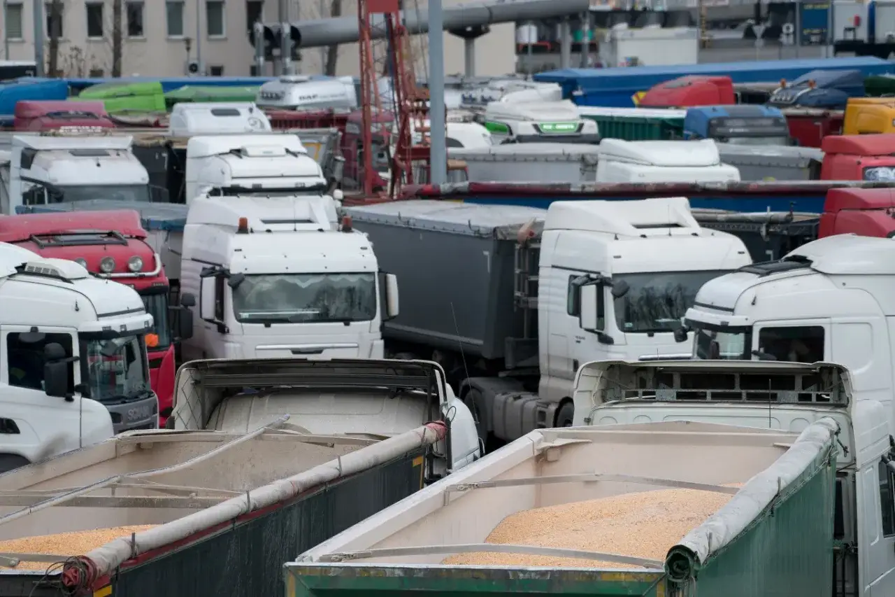 Wielki parking pełen ciężarówek. Czy kierowca zawodowy może przejść na wcześniejszą emeryturę? Długie trasy i ciężka praca.