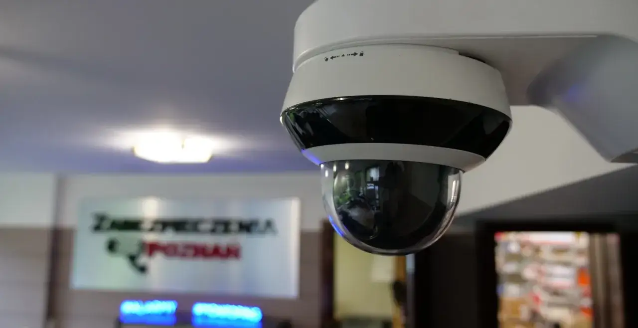 Kamera monitoringu w biurze. Czy pracodawca może nagrywać pracownika bez jego zgody? To pytanie nurtuje wielu.