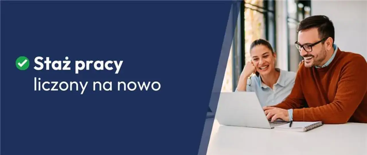 Sprawdź, gdzie sprawdzić ile ma się lat pracy. Uśmiechnięci ludzie przy laptopie.