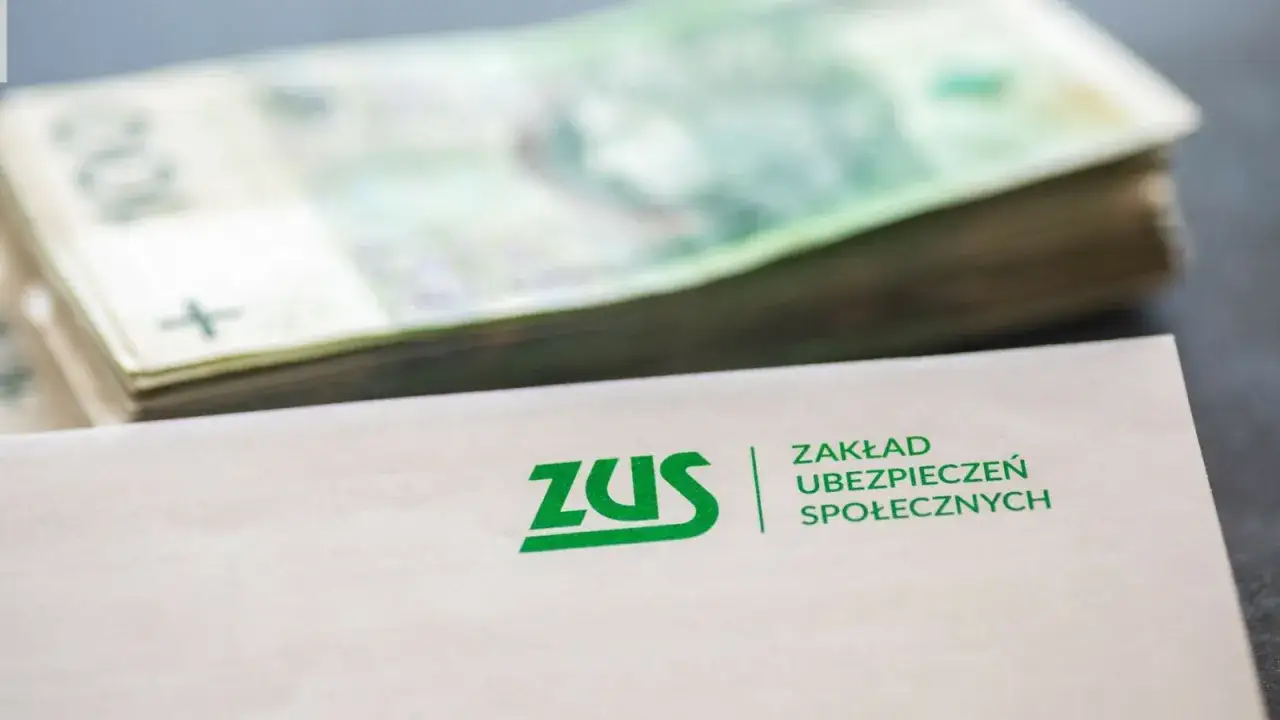 ZUS i stos banknotów. Czy na emeryturze można pracować na cały etat? Pytanie o dodatkowe dochody i możliwości zatrudnienia.