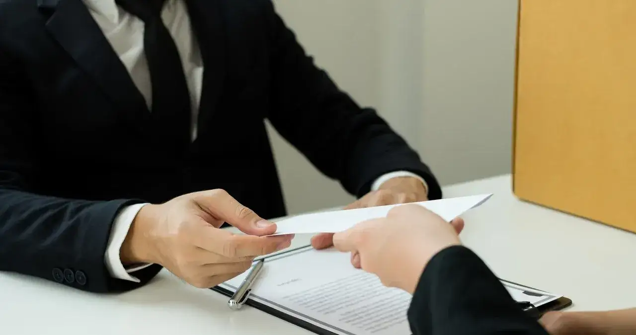 Zdjęcie Czy pracownik może złożyć wypowiedzenie na L4 i uniknąć problemów?