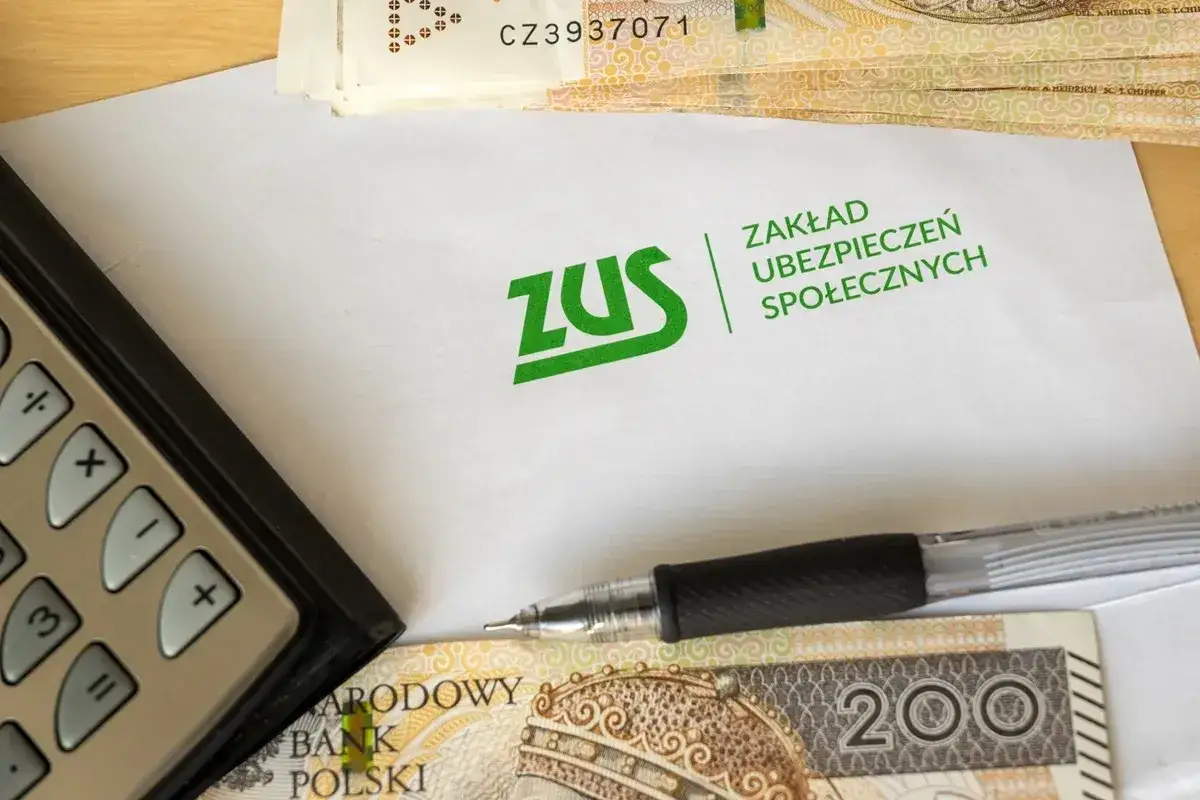 Kalkulator, długopis i pieniądze leżą obok dokumentu ZUS. Chcesz wiedzieć, gdzie sprawdzić staż pracy w ZUS?