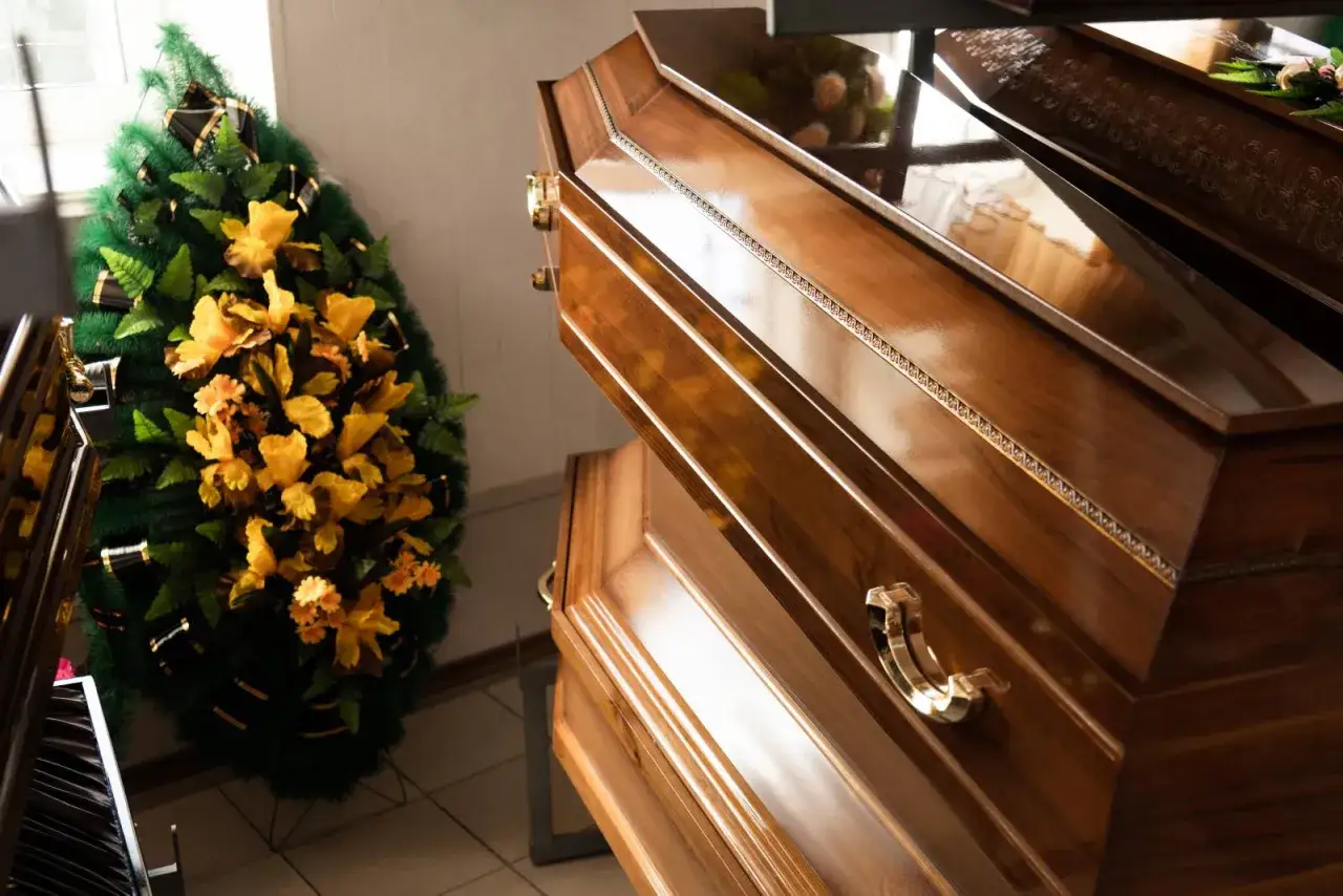 Eleganckie trumny i wieniec pogrzebowy. Zastanawiasz się, ile się zarabia w zakładzie pogrzebowym?