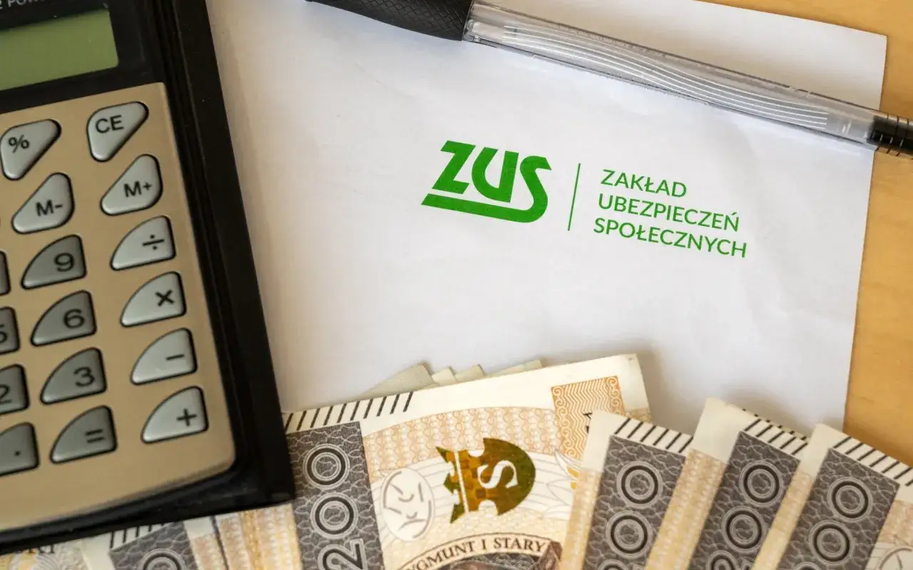 Kalkulator, długopis, dokument ZUS i polskie banknoty. Czy zawodówka wlicza się do emerytury? Sprawdźmy!