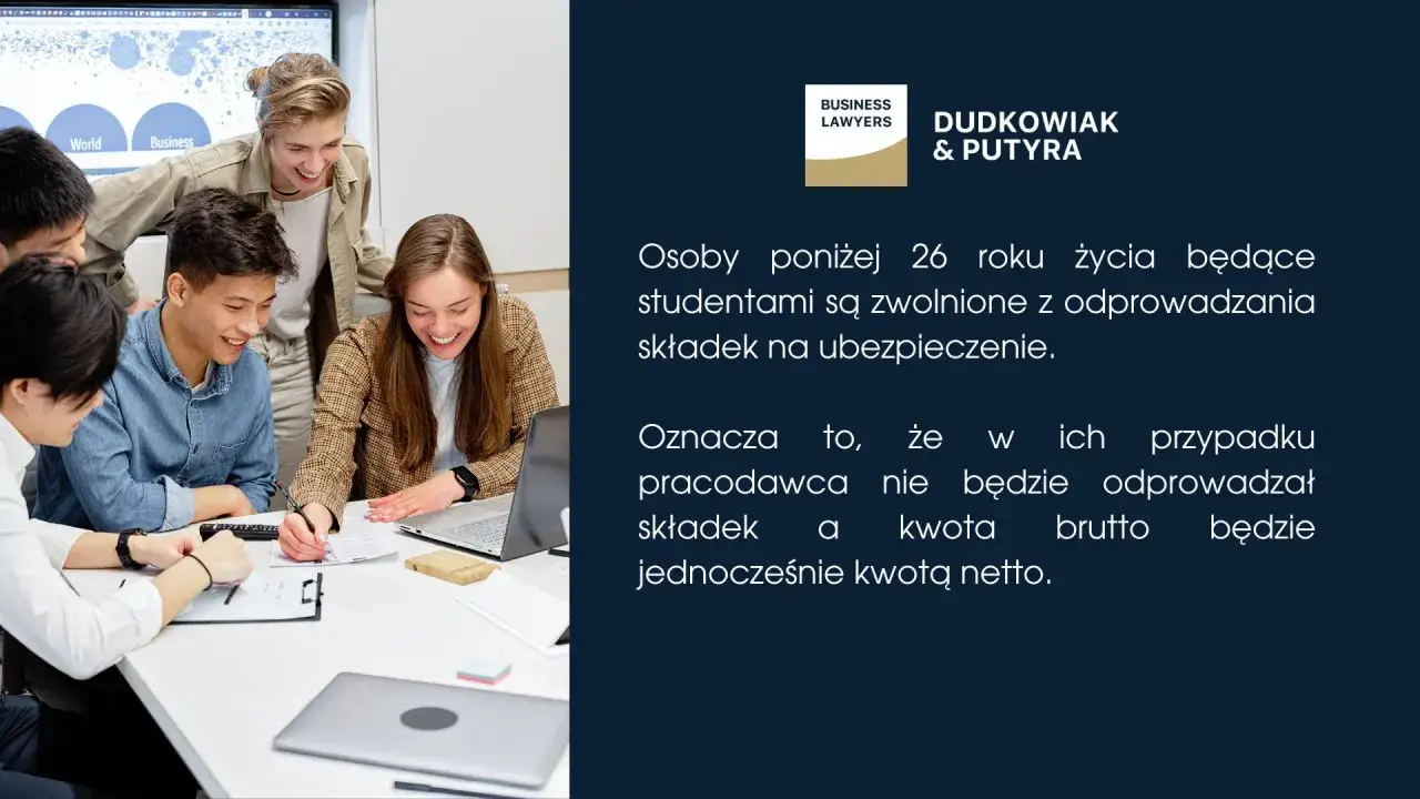 Grupa młodych ludzi dyskutuje przy biurku. Czy na JDG mogę zatrudnić pracownika? Dowiedz się o zwolnieniach ze składek dla studentów.