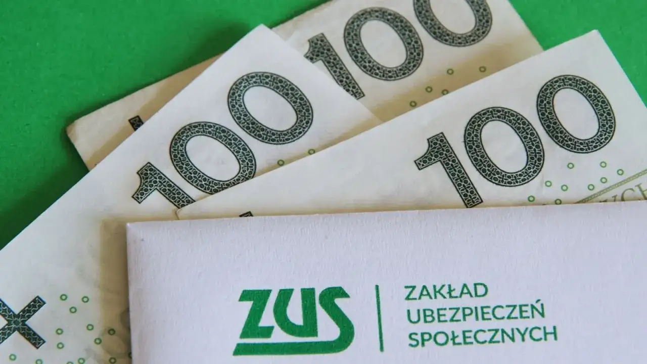 ZUS i banknoty 100 zł. Pytanie: kiedy kierowca zawodowy może przejść na emeryturę?