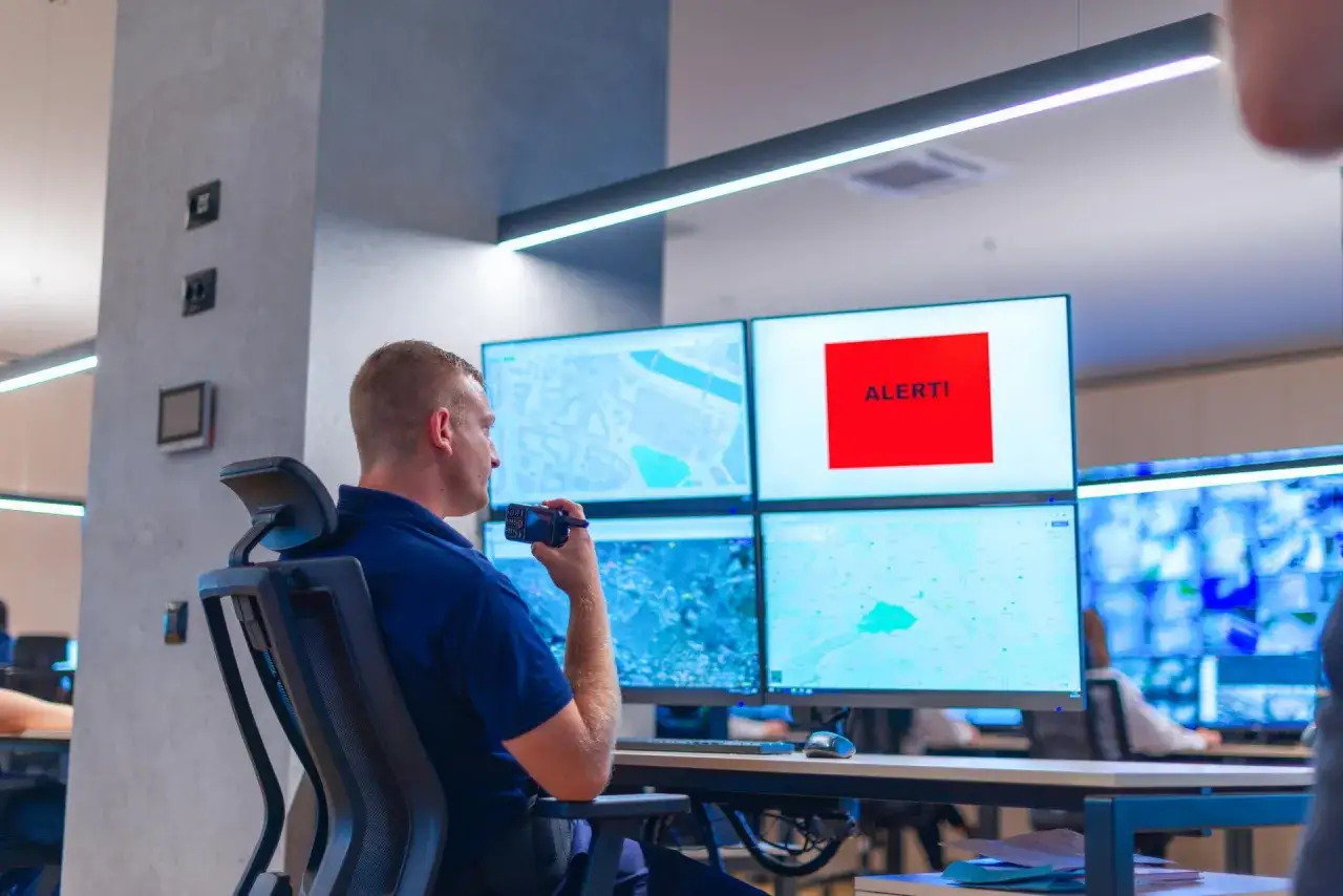 Operator monitoruje system, gdy na ekranie pojawia się czerwony alert. Czy pracodawca może nagrywać pracownika bez jego zgody w takiej sytuacji?