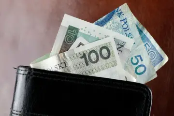 Portfel z polskimi banknotami 100 zł i 50 zł. Zastanawiasz się, ile wynosi najniższa krajowa na godzinę?