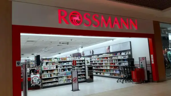 Zarobki w Rossmannie - Stawki, benefity, awans. Czy się opłaca?