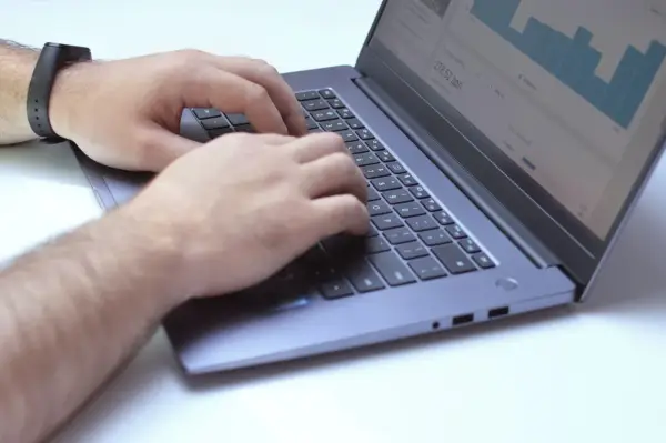 Marketing internetowy co to - zrozumienie kluczowych elementów i korzyści