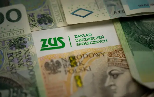 ZUS wypłaca zasiłek rehabilitacyjny, a nie pracodawca. Polskie banknoty i logo ZUS.