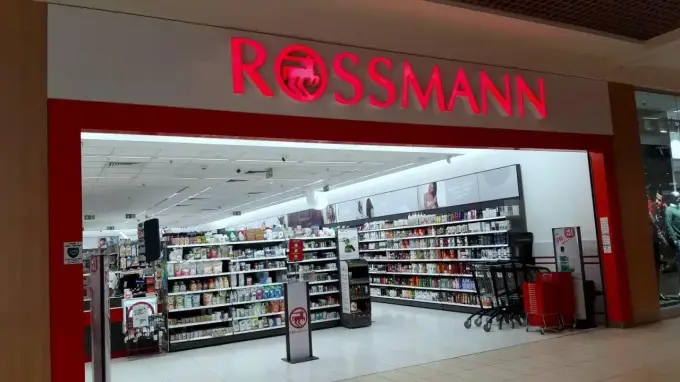 Zarobki w Rossmannie - Stawki, benefity, awans. Czy się opłaca?