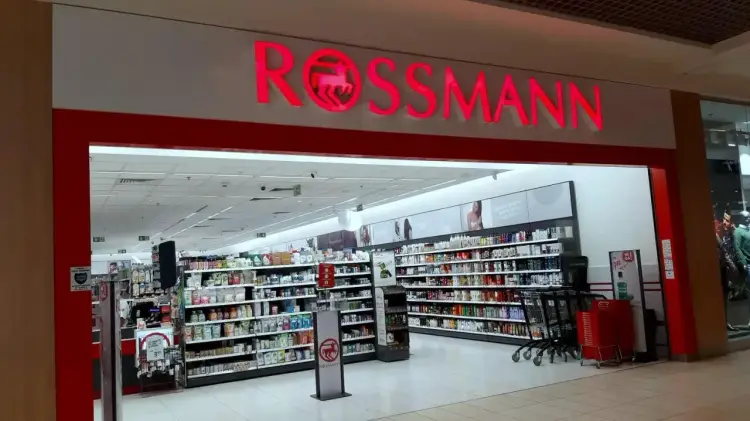 Zarobki w Rossmannie - Stawki, benefity, awans. Czy się opłaca?